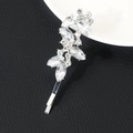 Detailansicht der silbernen Blatt-Haarklammer mit Markiseschliff-Strass auf schwarzem Leder - Silber 6 Marquise Steine