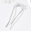 Detalle de horquilla en forma de U con elegantes perlas blancas sobre base de metal plateado - 5 Perlas Plateado