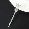 Detailansicht der silbernen Haarklammer mit glitzernden Strass-Sternen auf schwarzem Leder - Silber Mit Fünfzackigem Stern