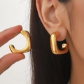 Gros plan de boucles d'oreilles créoles carrées dorées avec une finition métal polie - Style Carré Irrégulier (7#)
