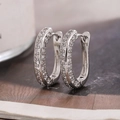 Eleganti orecchini a cerchio a U in argento con zirconi scintillanti su una rivista - Argento (L6111)