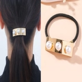 Elegante goma de pelo negra con placa de metal dorado y tres perlas blancas para coleta - Dorado (D4526)