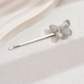 Eleganter silberner Schmetterling-Haarclip mit Metallflügeln auf minimalistischem Grund - Silber