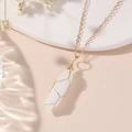 Détail du collier artisanal avec pendentif en cristal enveloppé de fil métallique - Blanc