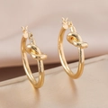 Orecchini a cerchio in oro lucido con un design a nodo concentrico minimalista per donna - Oro