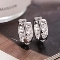 Pendientes de aro plateados con circonitas en forma de corazón y acabado metálico - Zirconia Blanca Plateado (E1107)