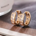 Pendientes de corazón dorados con circonitas claras en un estilo de aro chic - White Zirconia Gold (E1107)