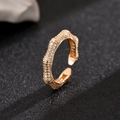 Detail eines Ringes im Bambus-Design mit Zirkonia-Pflasterung in Gold-Finish - Gold