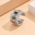 Dettaglio di un anello in rame con zirconi rettangolari colorati e micro-pavé di cristalli - Zircone Colorato Argento