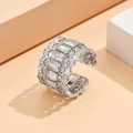 Dettaglio di un anello di lusso in rame con placcatura argento e intarsio in zircone bianco - Zirconia Bianca Argento