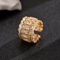 Lussuoso anello a fascia larga dorata con zirconi rettangolari e dettagli in filigrana - Zircone Bianco Oro