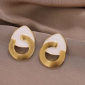 Vintage birnenförmige goldene Ohrringe mit weißer Perlmutt-Einlage auf brauner Seide - Gold-Stil (A3309)