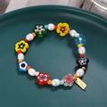 Bracciale di perle fatto a mano colorato con perline a fiori e tag dorata - Modello con Fiori Colorati
