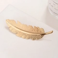 Detail der goldenen Metall-Feder-Haarklammer mit feiner gebürsteter Metallstruktur - Gold