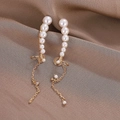 Elegantes pendientes largos dorados con perlas blancas y delicadas cadenas colgantes - Dorado
