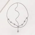 Copricapo esotico in strass argento con nodi floreali e pendente a goccia d'acqua su bianco - Argento