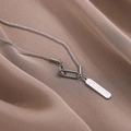 Eleganter silberner Rechteck-Anhänger mit FILLETTE Gravur auf mattem Metall-Finish - Buchstabe Rechteck Halskette / Silber