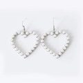 Élégantes boucles d'oreilles cœur en perles argentées avec un design cœur creux raffiné - Or blanc