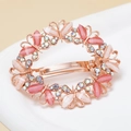Detailansicht der roségoldenen Haarspange mit Schmetterling aus Opal-Harz und Kristallen - Rosa (E8427)
