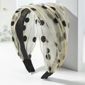 Serre-tête minimaliste en mesh beige à pois sur support blanc avec un design élégant - Jaune