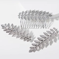 Peigne et pinces à cheveux en métal argenté avec motif de feuilles ciselées sur socle - Parure de Bijoux en Argent