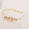 Cerchietto serpente dorato con occhi di gemme verdi e trama metallica martellata - Oro