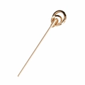 Detail einer minimalistischen goldenen Haarnadel mit geometrischem Doppelring-Aufsatz - Gold Doppelring Stil (G3507)