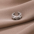 Minimalistische silberne geometrische Ohrmanschette mit poliertem Finish auf dunklem Stoff - Geometrischer Quadratischer Stil / Silber (D9231)