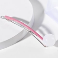 Clip de pelo rosa metálico con perla blanca en soporte de piedra con fondo de seda - Rosa Blanco