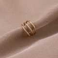 Minimalistisches vierlagiges Gold-Ohrbündchen mit U-förmigen Metallringen ohne Ohrloch - Gold (D9216)