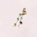 Detailansicht der goldenen Spiral-Ohrklemme mit bunten Natursteinperlen im Retro-Stil - Perle Kurz Stil (6#)