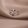 Eleganter silberner Herz-Pfeil-Wickelring auf Seidenstoff, verstellbares Design - Silber (D9313)