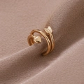 Eleganter Goldring im Wickeldesign mit Herz und Pfeil auf weichem Textilstoff - Gold (D9313)