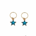 Detalle de pendientes de aro dorados con colgantes de estrella de mar en esmalte azul brillo - Pareja de Estrellas Azules