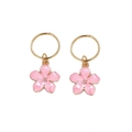 Detalle de pendientes de flor de cerezo rosa con aros dorados de estilo dulce - Pareja de Flores Rosas