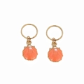Detalle de colgantes de concha coral en pendientes de aro dorados con acabado brillante - Pareja de Calabazas