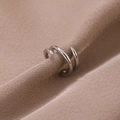 Minimalistische silberne Doppel-Ohrklemme auf elegantem champagnerfarbenem Satin - Silber (D9322)