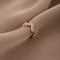 Minimalistische goldene S-förmige Ohrmanschette mit strukturierter Perlenoberfläche - Gold (A8108)