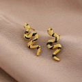Makroaufnahme goldener Schlangenohrringe mit Emaille-Details auf champagnerfarbener Seide - Goldener Stil (A7313)