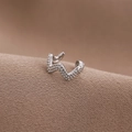 Minimalistische silberne Wellen-Ohrmanschette mit Perlenstruktur und U-förmigem Design - Silber (A8108)