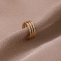 Minimalistischer dreilagiger goldener U-förmiger Ohrclip auf strukturiertem Stoff - Gold (A8104)