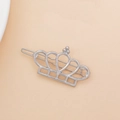 Gros plan détaillé d'une pince à cheveux couronne argentée au design de cœur ajouré - Style Couronne (E2524) / Argent