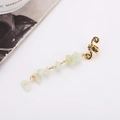 Détail d'un ear cuff doré en spirale avec pierres naturelles vertes sur fond blanc - Style Court Vert Menthe (E9328)