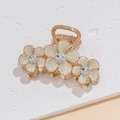 Elegante molletta per capelli in metallo dorato con tre fiori in smalto crema e cristalli - Bianco