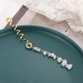 Details von goldenem Spiral-Haarschmuck mit natürlichen weißen Rohstein-Anhängern - Weiß Lang (E9434)