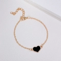 Elegantes goldenes Armband mit schwarzem Emaille-Herzanhänger und verstellbarem Verschluss - Schwarzes Herz (K6104)