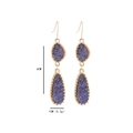 Détail montrant la longueur de 6 cm et la largeur de 1 cm des boucles d'oreilles cristal - Violet (B1215)