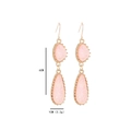 Détail de boucles d'oreilles doubles gouttes en résine avec dimensions de 6cm par 1cm - Rose (B1215)