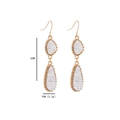 Vue détaillée des boucles d'oreilles druzy à double goutte dorées de 6 cm et texture - Gris Clair (B1216)