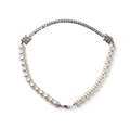 Choker halsketting met witte parels en zilveren schakelketting met gotische letters - Initiële Gesplitste Stijl